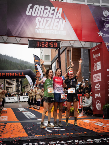 Onditz Iturbe, argazkiaren ezkerraldean, Gorbeia Suzien lasterketan podiuma osatu zuten Vachon (erdian) eta Websterrekin (eskuinean).