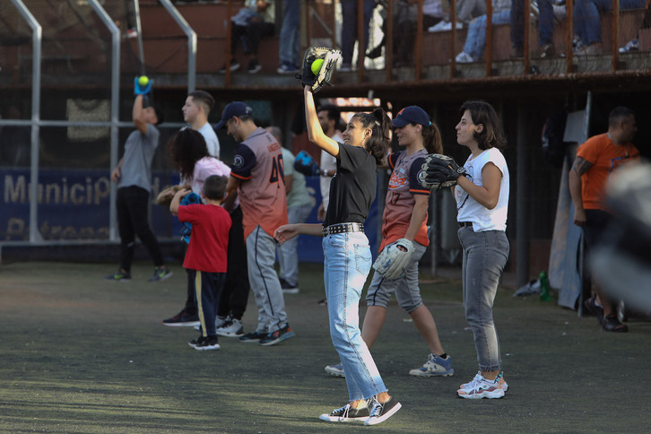 Beisbolean jokatu dute Nafarroan errefuxiatuta dauden hainbat pertsonak.