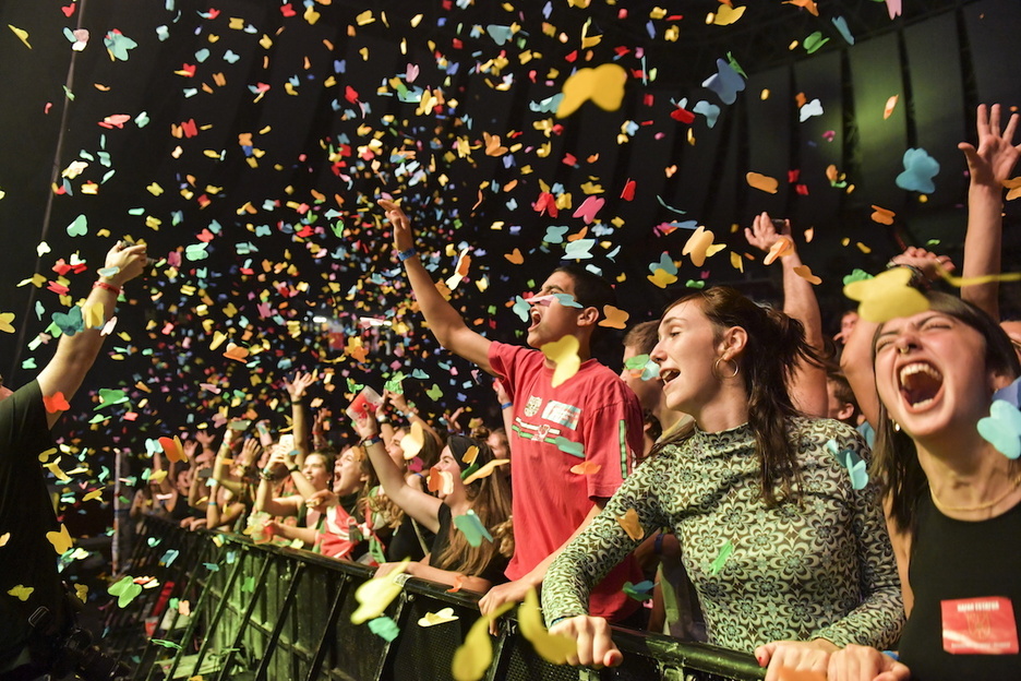 Elkartasunaren festa bilakatu da Ilunbeko plaza.