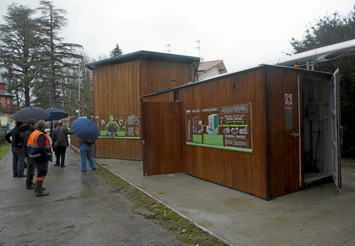 Araiako biomasa galdarak inguruko zuhaitzen ezpalak erretzen ditu eta hiru udal-eraikinetarako beroa sortzen du.