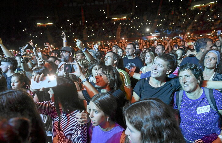 Ezkerrean, Ilunbeko jai giroa. Erdian, Su Ta Garren kontzertua eta eskuinean, Liher musika taldearen emanaldia.