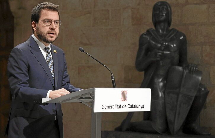 En la imagen inferior el president, Pere Aragonès, en su comparecencia del viernes. A la derecha Oriol Junqueras ha comparecido junto con la Ejecutiva de ERC.