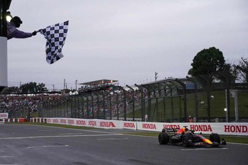 Vestappen pasa bajo la bandera de cuadros en el GP de Japón. 