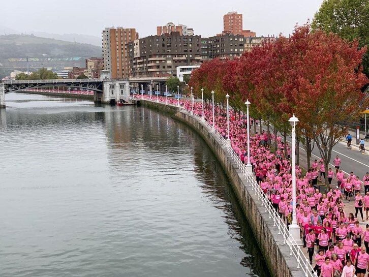 Arrosaz pintatu dute Bilbo, bularreko minbizian ikertzen jarraitzeko dirua jasotzeko.