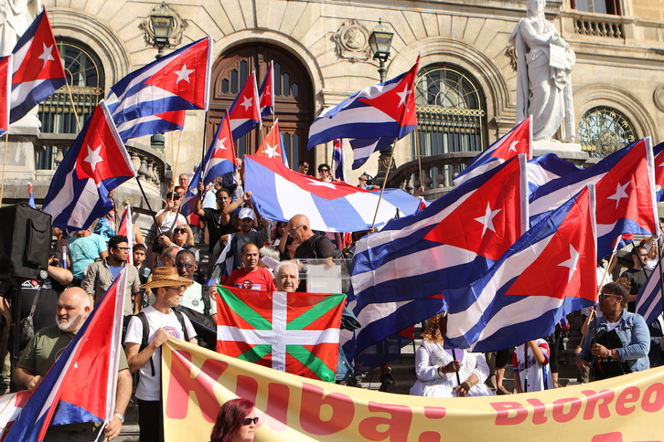 Kubaren kontrako blokeoa arbuiatzeko Bilboko udaletxearen aurrean egindako manifestazioa.