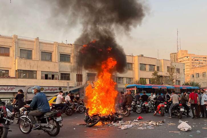 Una motocicleta ardiendo en Teherán durante las protestas del sábado.