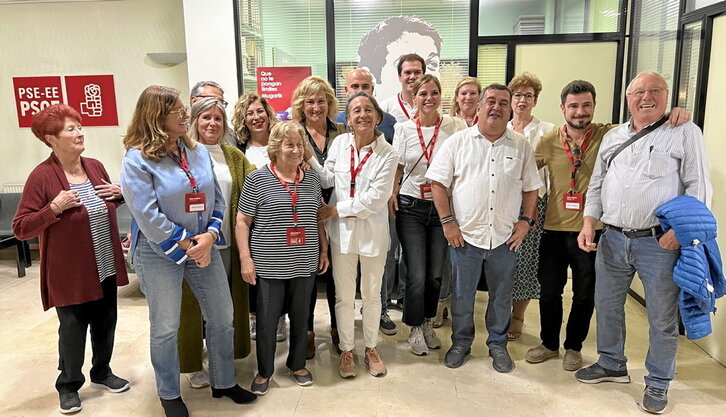Marisol Garmendia, en primera fila en el centro, celebra en la sede del PSE su victoria con los miembros de su plancha.