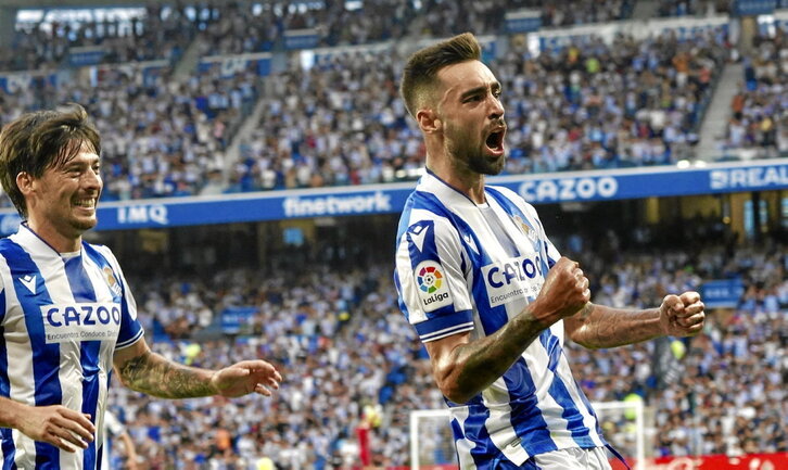 Brais Méndez celebra con Silva su sexto gol de la temporada, el quinto en la Liga, que valió para sumar tres puntos.