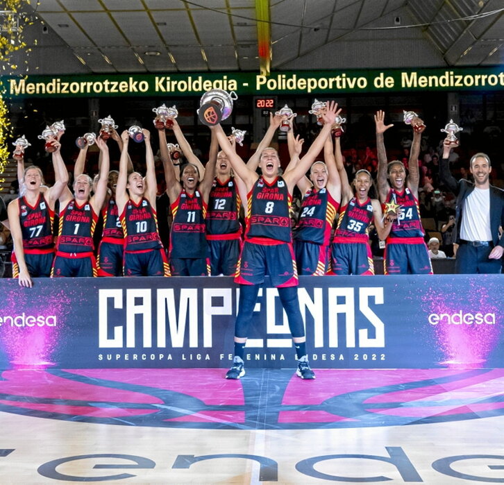 Las jugadoras del Uni Girona celebran el título.