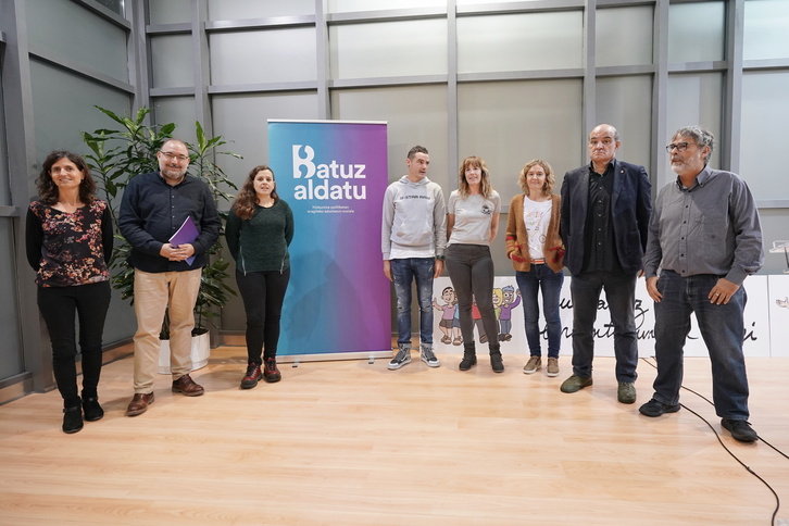 Kontseiluko idazkari nagusi Paul Bilbao eta gainontzeko eragileen ordezkariak, Gasteizko agerraldian.