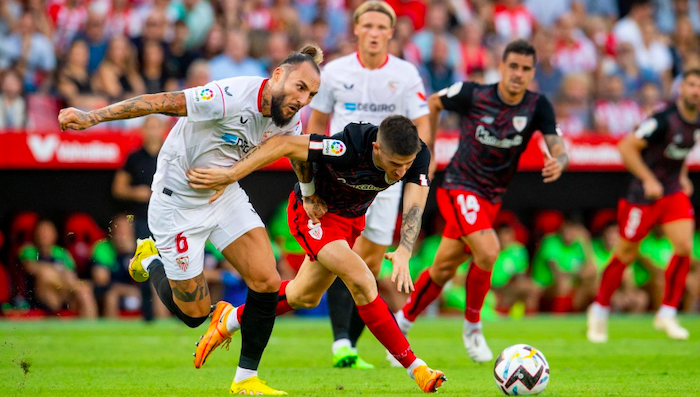 A Sancet le cost&oacute; entrar en juego en el primer tiempo por la presi&oacute;n sevillista. (@AthleticClub)