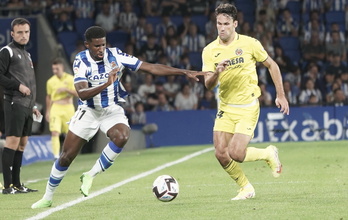 Momo Cho pugna el balón con Pedraza, jugador del Villarreal. 