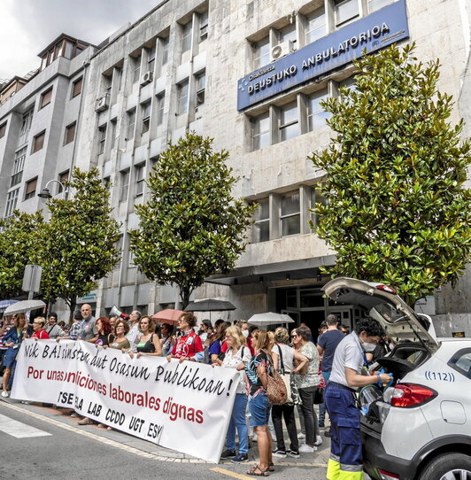 Concentración sindical en Bilbo en defensa de la Atención Primaria.