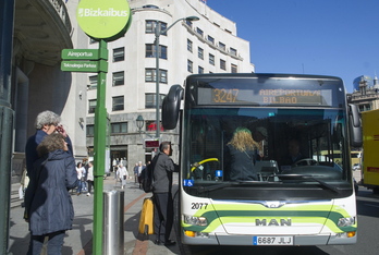 Bizkaibuseko autobus bat Loiurantza