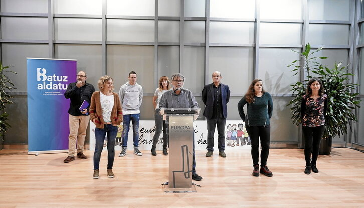 Kontseiluko idazkari nagusi Paul Bilbao, hizketan, eta gainerako eragileetako ordezkariak, Europa Jauregiko agerraldian.