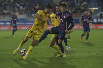 Una imagen del partido con Corpas, autor de un gol anulado, y Rahmani, una de las dos novedades en el once azulgrana.