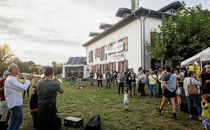 Iazko irailean Arbonako Berroeta bidean eginiko okupazioarekin salmenta oztopatzea lortu arren, afera ez da amaitu.