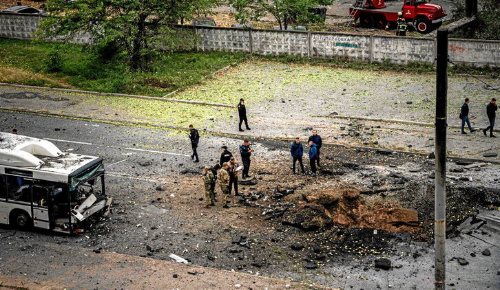 Un soldado ucraniano observa el lanzamiento de un obús en el frente de Donetsk.