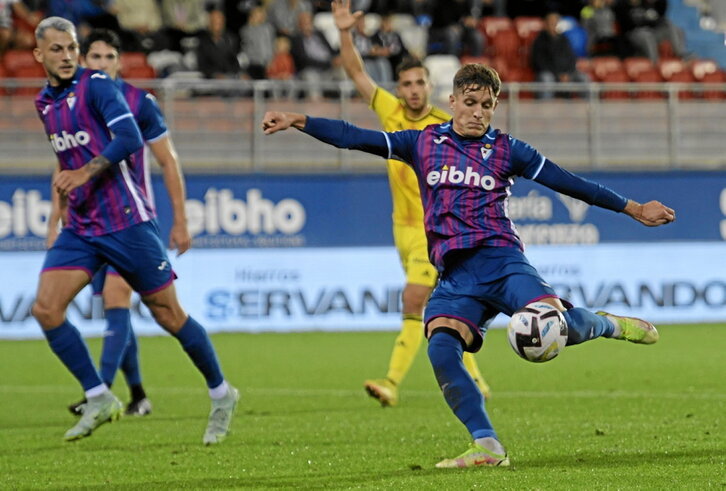 Corpas marcó en la primera parte pero su gol quedó invalidado por ajustadísimo fuera de juego.