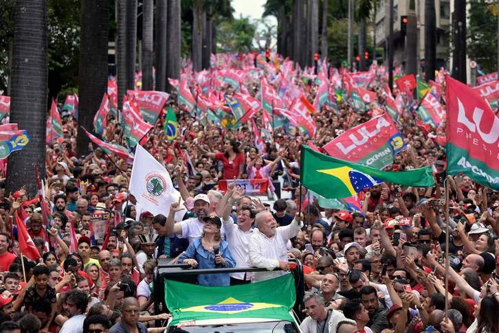 Lula de Silva, recibido por una multitud en Belo Horizonte.