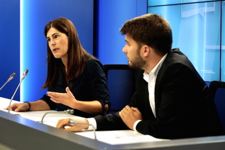 Miren Gorrotxategi y David Soto, de EP-IU, han detallado algunos de los cambios hechos en la ley.