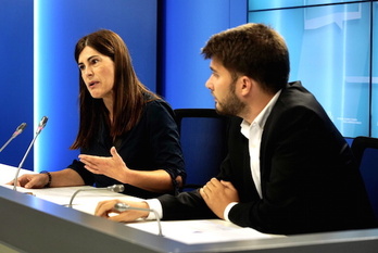 Miren Gorrotxategi y David Soto, de EP-IU, han detallado algunos de los cambios hechos en la ley.
