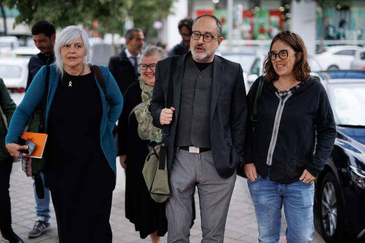Antonio Baños arropado por compañeras de la CUP.