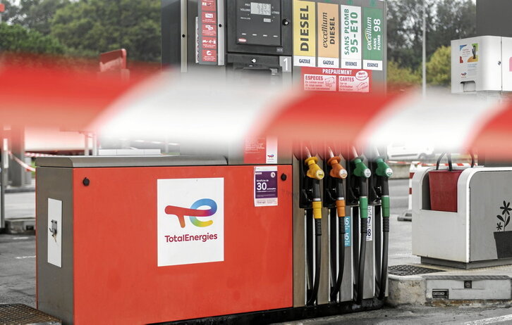 La gasolinera que TotalEnergies tiene en la A63 (sentido Baiona) permaneció bloqueada ayer en apoyo a los huelguistas.