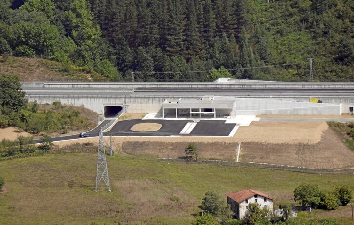 Imagen de la estación de Ezkio, que debería haber estado acabada primero en febrero y, después, para el 27 de setiembre.