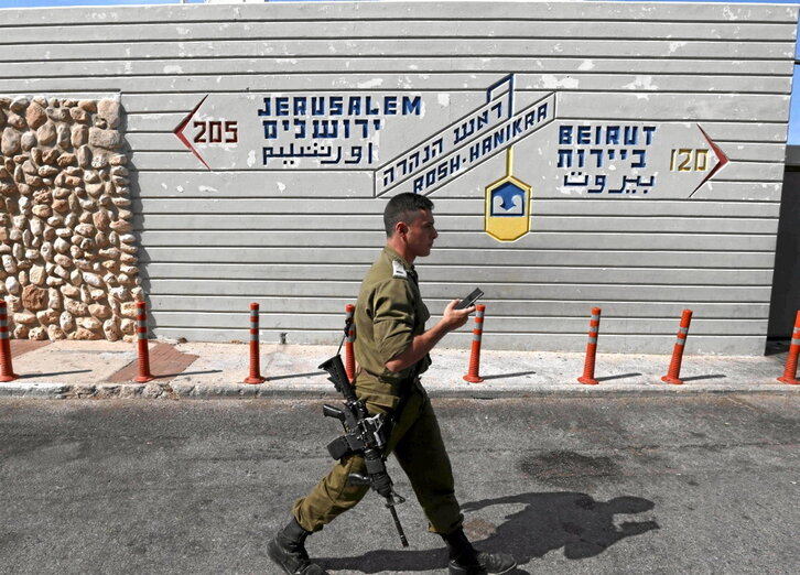 Soldadu israeldar bat Rosh Hanikra Libano eta Israelen arteko mugako pasabidean.