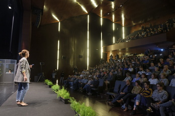 Nagore Alkorta, alcaldesa de Azpeitia, se dirige a ciudadanos y ciudadanas en Soreasu.