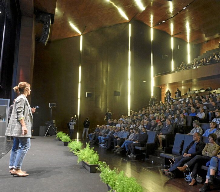 Nagore Alkorta, alcaldesa de Azpeitia, se dirige a ciudadanos y ciudadanas en Soreasu.