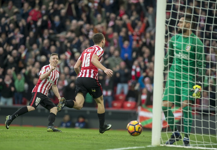 Muniain eta De Marcos arabarrak egindako gol bat ospatzen San Mamesen.