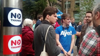 Batasunaren aldeko afixak, Eskoziaren independentziaren aldeko martxa batean, Edinburgon.