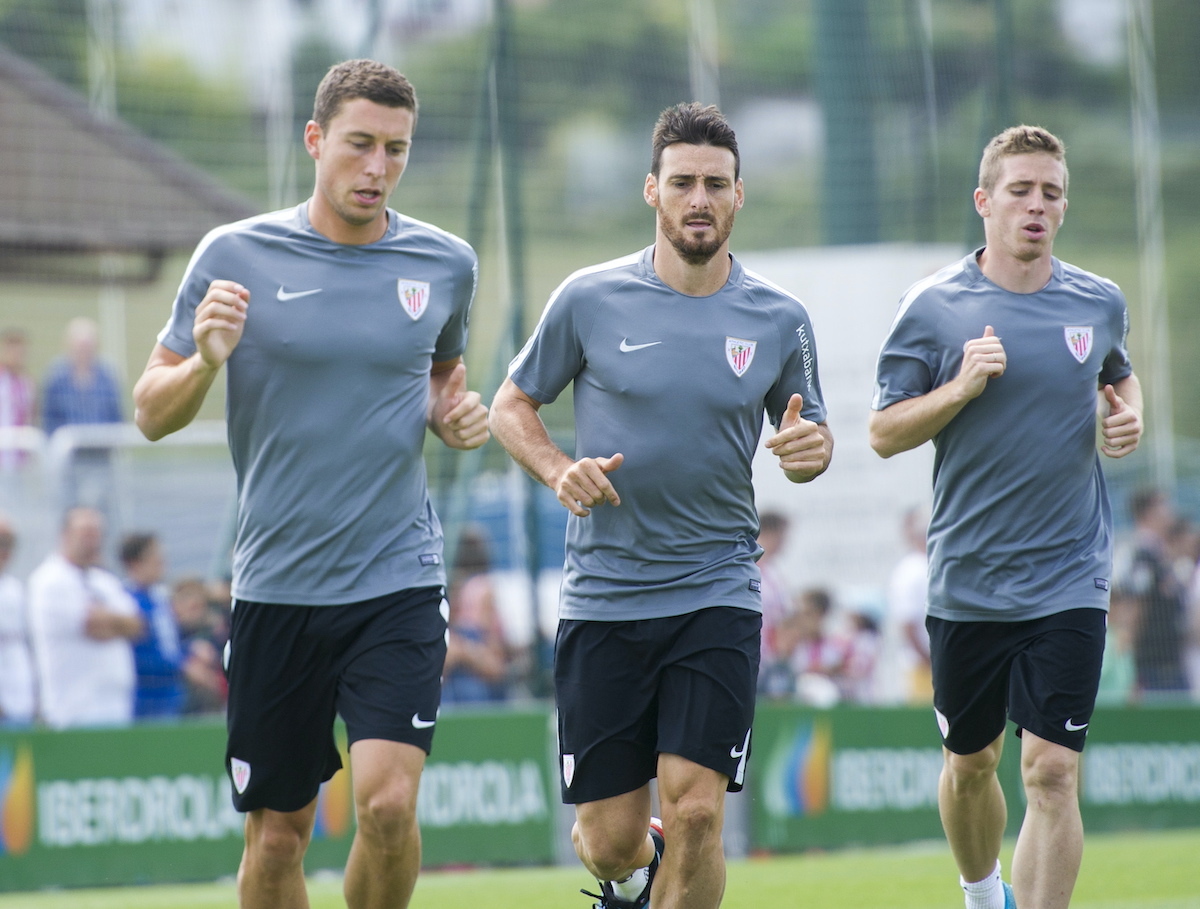 Muniain eta De Marcos, Adurizen alboan, Lezaman egindako entrenamendu batean 2016an. (Marisol RAMIREZ / FOKU) Muniain eta De Marcos, Adurizen alboan, Lezaman egindako entrenamendu batean 2016an. (Marisol RAMIREZ / FOKU)