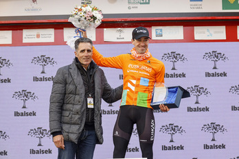 Txomin Juaristi, en el podio de Lizarra con Miguel Indurain tras su escapada.