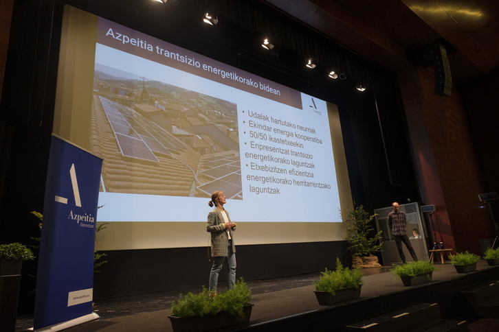 Nagore Alkorta, alcaldesa de Azpeitia, en la asamblea celebrada el martes para explicar el proyecto de Statkraft.