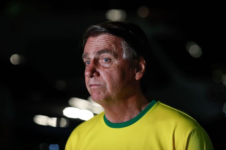 Jair Bolsonaro habla con los medios en el palacio de Alvorada.