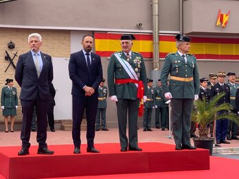 Denis Itxaso junto a uniformados en el cuartel de Sansomendi.