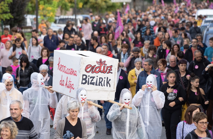 Erdiz Bizirik plataformak deituta Elizondon den manifestazioa.
