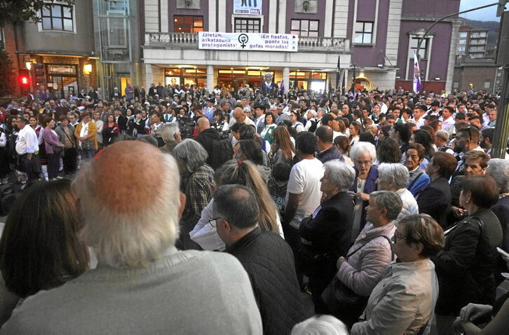 Cientos de personas salieron a la calle en Basauri para denunciar la agresión machista.