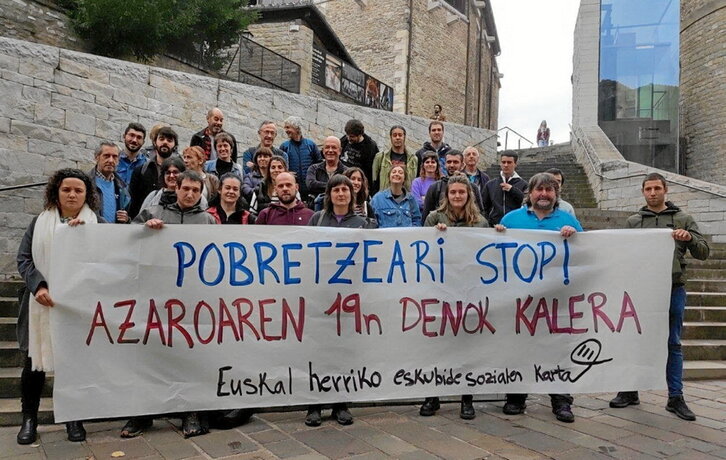 Gasteizko batzar irekian parte hartu zuten Eskubide Sozialen Kartako kide batzuk.