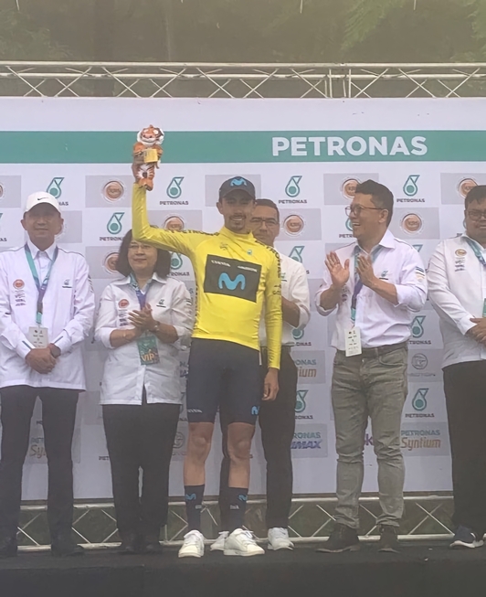 Iván Ramiro Sosa, con su maillot amarillo de líder de Langkawi.