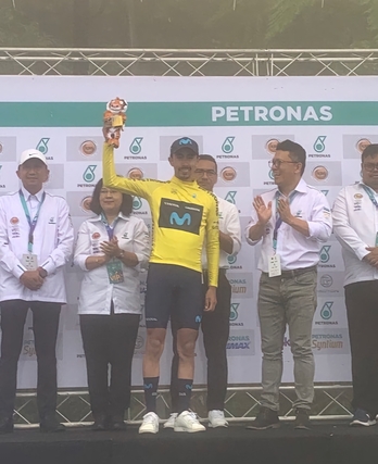 Iván Ramiro Sosa, con su maillot amarillo de líder de Langkawi.