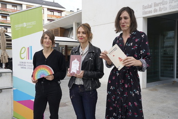 Hiru saridunak, beren lanak erakusten, Gasteizko Artiumen eginiko ekitaldian.