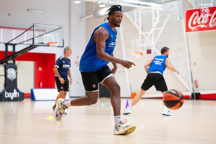 Steven Enoch durante un entrenamiento con el Baskonia.