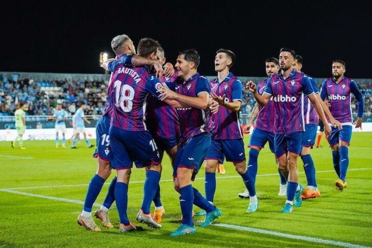 Los azulgrana celebran el gol de Bautista, que restablecía el empate.