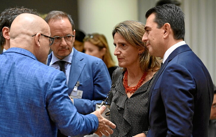 La ministra española de Transición Ecológica, Teresa Ribera, escucha en Bruselas a su homólogo italiano, Roberto Cingolani.