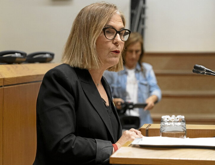 Nerea Kortajarena, de EH Bildu, propone un acuerdo duradero de protección social.