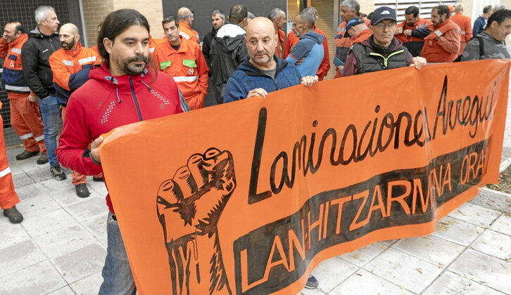 Langileek elkarretaratzea egin zuten Lan Harremanen Kontseiluaren aurrean.